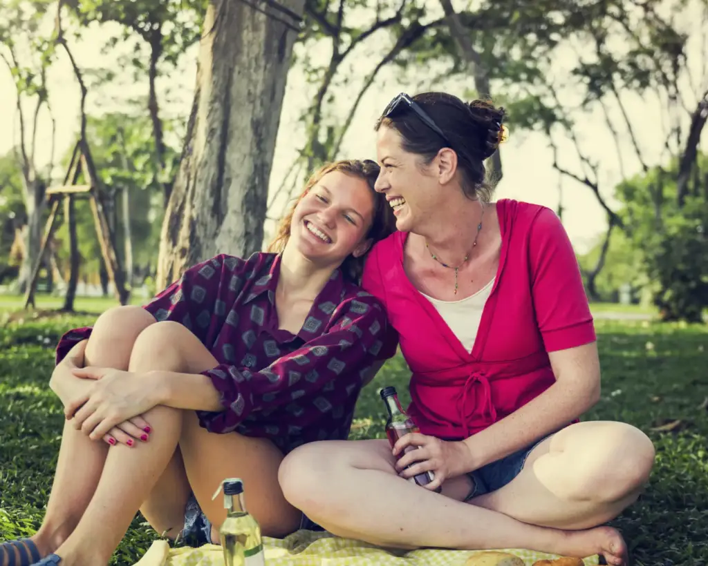 Kobieta z dziewczynką na pikniku w parku