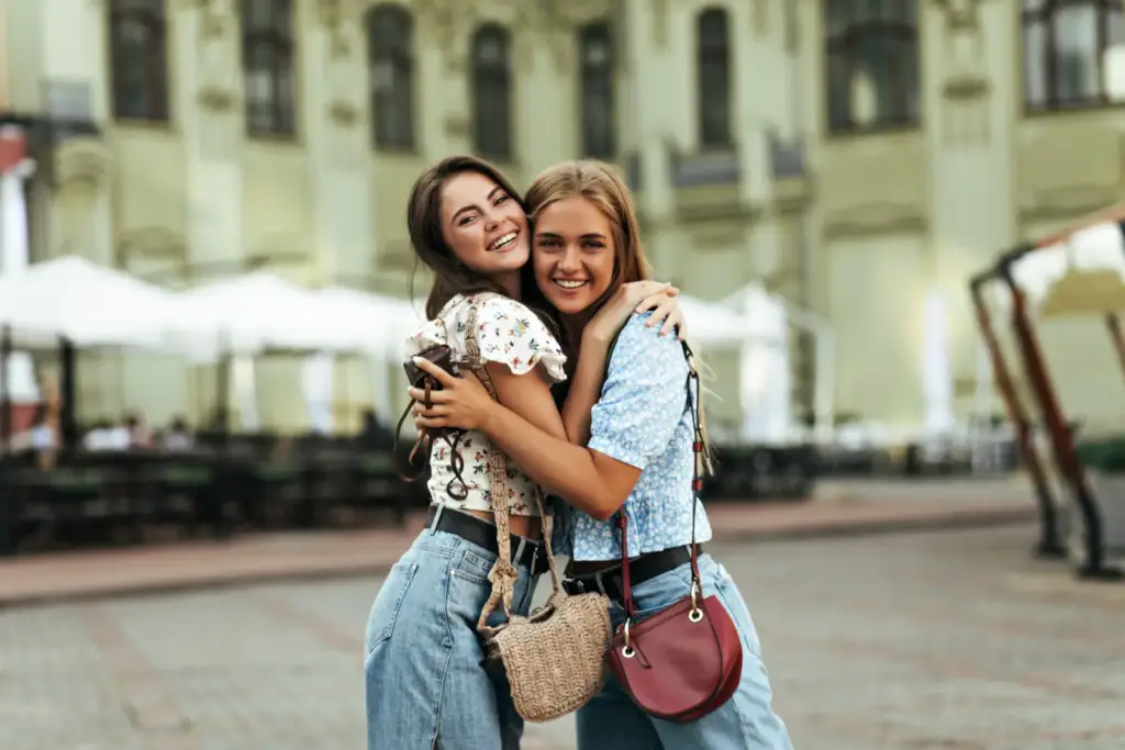 Dwie roześmiane kobiety na spacerze
